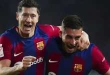 يواجه المدرب “هانزي فليك” تحدي فني كبير قبل صدام الكلاسيكو المرتقب أمام ريال مدريد، حيث أن هناك مفاضلة صعبة داخل برشلونة حول هوية المهاجم الذي سيقود الخط الأمامي، فهل يعتمد فليك على الخبرة المتمثلة في “روبرت ليفاندوفسكي”، أم يراهن على توهج “فيران توريس”؟. وكشفت صحيفة “موندو ديبورتيفو” عن إحصائيات دقيقة تضع هانزي فليك في حيرة من أمره، خاصة وأن المباراة قد تشهد تتويج برشلونة بلقب الدوري الإسباني في حال الخروج بنتيجة الفوز أو التعادل، وتُظهر الأرقام تقارب كبير بين المهاجمين اللذين تبادلا شغل مركز “رأس الحربة” هذا الموسم. روبرت ليفاندوفسكي: خاض 24 مباراة بصفة أساسية، سجل خلالها 12 هدفاً، بمعدل تهديفي يصل إلى 0.56 هدفاً لكل 90 دقيقة، وبنسبة فعالية بلغت (41.38%). فيران توريس: شارك كأساسي في مركز المهاجم الصريح في 25 مباراة، مسجلاً 14 هدفاً، بمعدل أفضل نسبياً يصل إلى 0.63 هدفاً لكل 90 دقيقة، وبفعالية بلغت (43.75%). وعلى الرغم من المنافسة بينهما على مركز المهاجم الصريح، إلا أن التاريخ هذا الموسم يشير إلى إمكانية تواجدهما سوياً في التشكيل الأساسي، حيث حدث ذلك في أربع مواجهات أمام (خيتافي، إشبيلية، أتلتيك بلباو، وتشيلسي)، وخلال تواجدهما معاً حقق الفريق انتصارين وتلقى هزيمتين.